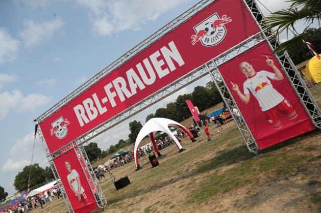 RB Leipzig: Saisoneröffnung Season Heat Up, 16.08.2026 Banner, Werbung für die RBL-Frauen. Symbolbild, Feature. Fußball-Bundesliga, Saison 2026 2027: Saisoneröffnung Season Heat Up von RB Leipzig am 16.08.2026 auf der Festwiese an der Red Bull Arena. Copyright: xBEAUTIFULxSPORTS JanxKaeferx