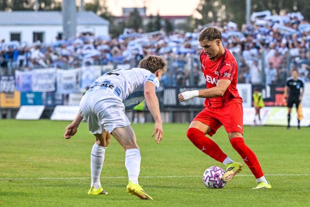 14.08.2026, GER, Fußball, Herren, RL Bayern, FC Memmingen vs TSV 1860 München Julian Bell (München, 2), Constantin Kresin (Memmingen, 23) Memmingen e-con ArenaPark Bayern Deutschland Copyright: xNordphotox xHafnerx