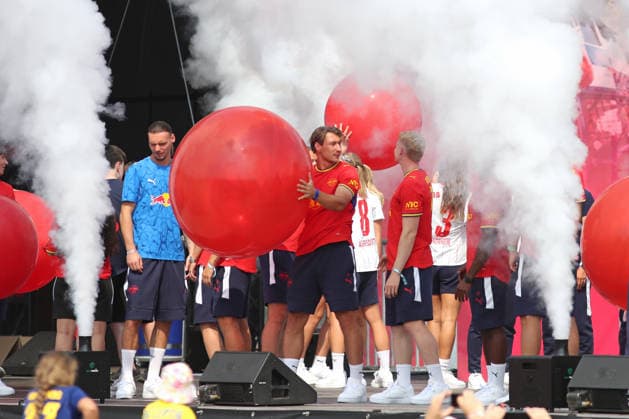 Sport Bilder des Tages RB Leipzig: Saisoneröffnung Season Heat Up, 16.08.2026 Willi Orban (4, RB Leipzig) mit einem großen Ballon-Ball. Fußball-Bundesliga, Saison 2026 2027: Saisoneröffnung Season Heat Up von RB Leipzig am 16.08.2026 auf der Festwiese an der Red Bull Arena. Copyright: xBEAUTIFULxSPORTS JanxKaeferx