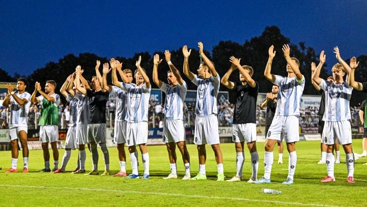 14.08.2026, GER, Fußball, Herren, RL Bayern, FC Memmingen vs TSV 1860 München Spieler des TSV 1860 freuen sich nach Spielende vor der Fankurve Memmingen e-con ArenaPark Bayern Deutschland Copyright: xNordphotox xHafnerx