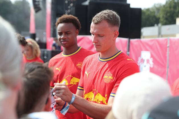 RB Leipzig: Saisoneröffnung Season Heat Up, 16.08.2026 Lukas Klostermann (16, RB Leipzig) schreibt Autogramme bei den Fans. Fußball-Bundesliga, Saison 2026 2027: Saisoneröffnung Season Heat Up von RB Leipzig am 16.08.2026 auf der Festwiese an der Red Bull Arena. Copyright: xBEAUTIFULxSPORTS JanxKaeferx