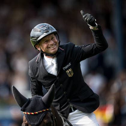 260816 Michael Jung of Germany with horse fischerChipmunk celebrates in the Eventing Show Jumping Final during day 6 of the 2026 FEI World Championships on August 16, 2026 in Aachen. Photo: Emma Wallskog BILDBYRAN kod EW EW0687 ridsport equestrian rid-vm 2026 2026 fei world championships bbeng ridsport-vm fälttävlan eventing jubel Copyright: EMMAxWALLSKOG BB260816EW038