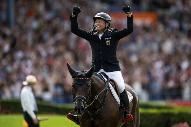 260816 Michael Jung of Germany with horse fischerChipmunk celebrates in the Eventing Show Jumping Final during day 6 of the 2026 FEI World Championships on August 16, 2026 in Aachen. Photo: Emma Wallskog BILDBYRAN kod EW EW0687 ridsport equestrian rid-vm 2026 2026 fei world championships bbeng ridsport-vm fälttävlan eventing jubel Copyright: EMMAxWALLSKOG BB260816EW039