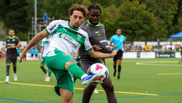 Fussball: Schweiz: Schweizer Cup 2026 2027 - 16.08.2026 - FC Thalwil vs. FC St. Gallen 1879 - Sportanlage Brand (Thalwil ZH, Schweiz); Bonsu vom FC Thalwil und Joel Ruiz vo FC St. Gallen 1879 hier im Kampf um den Ball Thalwil ZH Sportanlage Brand Kanton Zürich Schweiz Copyright: xAmiirxAmedjouax