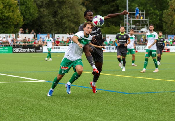 Fussball: Schweiz: Schweizer Cup 2026 2027 - 16.08.2026 - FC Thalwil vs. FC St. Gallen 1879 - Sportanlage Brand (Thalwil ZH, Schweiz); Bonsu vom FC Thalwil und Joel Ruiz vo FC St. Gallen 1879 hier im Kampf um den Ball Thalwil ZH Sportanlage Brand Kanton Zürich Schweiz Copyright: xAmiirxAmedjouax