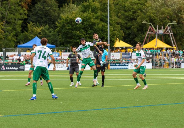 Fussball: Schweiz: Schweizer Cup 2026 2027 - 16.08.2026 - FC Thalwil vs. FC St. Gallen 1879 - Sportanlage Brand (Thalwil ZH, Schweiz); Zweikampf mit Mihailo Stevanovic Thalwil ZH Sportanlage Brand Kanton Zürich Schweiz Copyright: xAmiirxAmedjouax