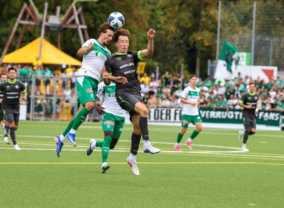Fussball: Schweiz: Schweizer Cup 2026 2027 - 16.08.2026 - FC Thalwil vs. FC St. Gallen 1879 - Sportanlage Brand (Thalwil ZH, Schweiz); Zweikampf zwischen Flynn Kopp (FC Thalwil) und Joel Ruiz FC St. Gallen 1879) Thalwil ZH Sportanlage Brand Kanton Zürich Schweiz Copyright: xAmiirxAmedjouax