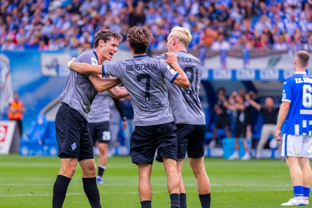 Deutschland: 3.Liga, Saison 2026 2027, 16.08.2026, 2. Spieltag, FC Hansa Rostock vs Waldhof Mannheim, Ostseestadion : Torjubel nach dem Tor zum 0:2 für den Waldhof Mannheim durch Torschütze Rieckmann, Julian (Waldhof Mannheim, 21), Thalhammer, Maximilian (Waldhof Mannheim, 8), Bierschenk, Lovis (Waldhof Mannheim, 7) Copyright: xMichellexLukax