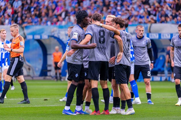 Deutschland: 3.Liga, Saison 2026 2027, 16.08.2026, 2. Spieltag, FC Hansa Rostock vs Waldhof Mannheim, Ostseestadion : Torjubel nach dem Tor zum 0:2 für den Waldhof Mannheim durch Torschütze Rieckmann, Julian (Waldhof Mannheim, 21), Thalhammer, Maximilian (Waldhof Mannheim, 8), Bierschenk, Lovis (Waldhof Mannheim, 7) Copyright: xMichellexLukax