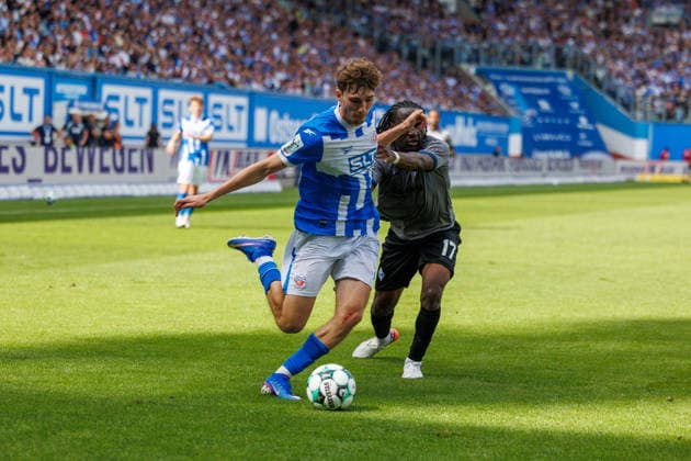 vorn Bernie Lennemann (Rostock) gegen Darnell Keumo (Waldhof) ; GER, FC Hansa Rostock vs. SV Waldhof Mannheim, Fußball, Männer, 3.Liga, 02.Spieltag, Spielzeit 2026 2027, 16.08.2026 Rostock Ostseestadion Mecklenburg - Vorpommern Deutschland