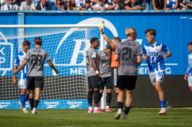 Schiedsrichter Felix Weller zeigt Leroy Mickels (Waldhof) eine Gelbe Karte; GER, FC Hansa Rostock vs. SV Waldhof Mannheim, Fußball, Männer, 3.Liga, 02.Spieltag, Spielzeit 2026 2027, 16.08.2026 Rostock Ostseestadion Mecklenburg - Vorpommern Deutschland