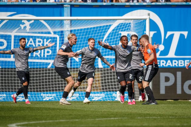 Die Mannheimer Spieler vorn v.l. Julian Rieckmann (Waldhof) , Joey Müller (Waldhof) , Leroy Mickels (Waldhof) und Diego Michel (Waldhof) fordern einen Elfmeter von Schiedsrichter Felix Weller ; GER, FC Hansa Rostock vs. SV Waldhof Mannheim, Fußball, Männer, 3.Liga, 02.Spieltag, Spielzeit 2026 2027, 16.08.2026 Rostock Ostseestadion Mecklenburg - Vorpommern Deutschland