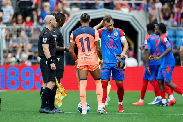 Platzwahl mit Raphinha FC Barcelona, Barca 11) und Albian Ajeti (FC Basel, 23) , Schweiz, Fussball, Testspiel, 2026 2027, FC Basel vs. FC Barcelona, 16.08.2026, Basel Sankt Jakob Park Schweiz Copyright: xGrantxHubbsx