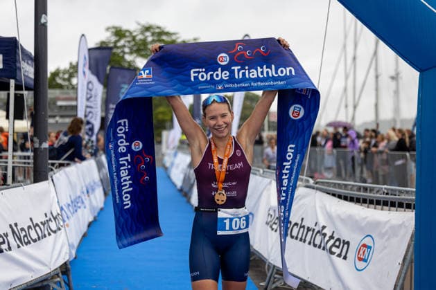 Sport Bilder des Tages 16.08.2026 USC Kiel 37. KN Förde Triathlon 2026 Sprinttriathlon Gruppe 1 (alle Frauen) Zieleinlauf Kiel Reventlouwiese Schleswig Holstein Deutschland