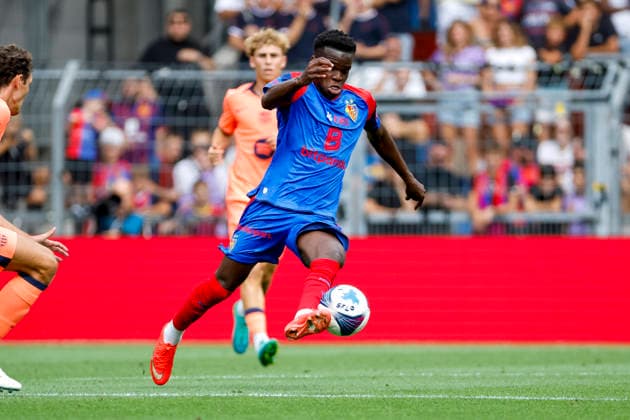 Metinho (FC Basel, 05) am Ball , Schweiz, Fussball, Testspiel, 2026 2027, FC Basel vs. FC Barcelona, Barca 16.08.2026, Basel Sankt Jakob Park Schweiz Copyright: xGrantxHubbsx