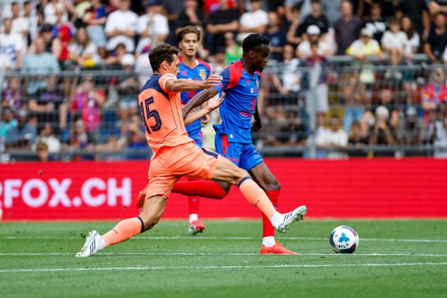 Andreas Christensen FC Barcelona, Barca 15) und Metinho (FC Basel, 05) im Zweikampf , Schweiz, Fussball, Testspiel, 2026 2027, FC Basel vs. FC Barcelona, 16.08.2026, Basel Sankt Jakob Park Schweiz Copyright: xGrantxHubbsx
