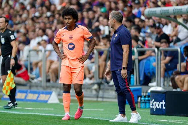 Karim Adeyemi FC Barcelona, Barca 14) und Hansi Flick (FC Barcelona, Trainer) im Dialog, im Gespräch, im Austausch, in Kommunikation , Schweiz, Fussball, Testspiel, 2026 2027, FC Basel vs. FC Barcelona, 16.08.2026, Basel Sankt Jakob Park Schweiz Copyright: xGrantxHubbsx