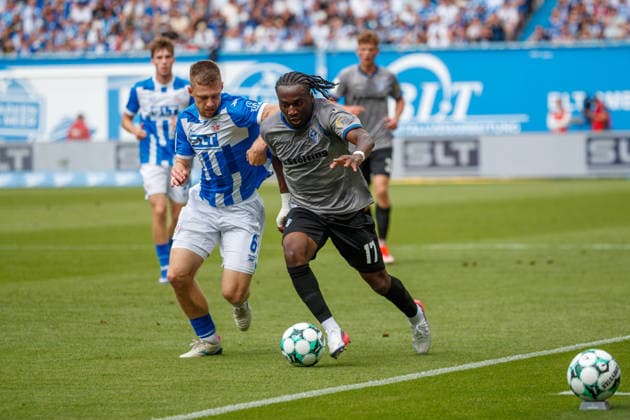 links Jonas Dirkner (Rostock) gegen Darnell Keumo (Waldhof) ; GER, FC Hansa Rostock vs. SV Waldhof Mannheim, Fußball, Männer, 3.Liga, 02.Spieltag, Spielzeit 2026 2027, 16.08.2026 Rostock Ostseestadion Mecklenburg - Vorpommern Deutschland