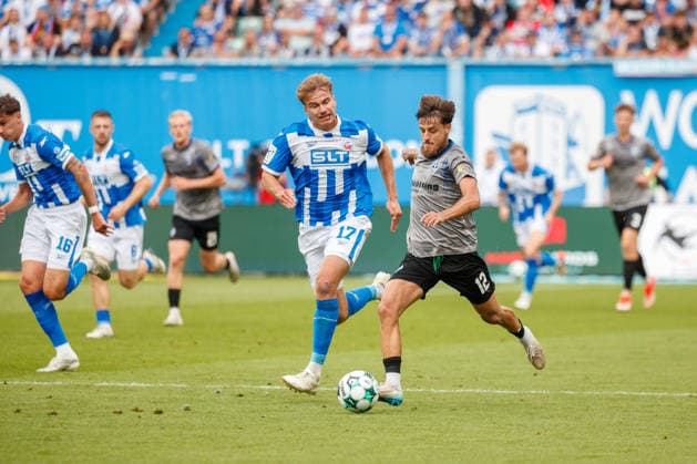 vorn Vincent Thill (Waldhof) gegen Florian Carstens (Rostock) ; GER, FC Hansa Rostock vs. SV Waldhof Mannheim, Fußball, Männer, 3.Liga, 02.Spieltag, Spielzeit 2026 2027, 16.08.2026 Rostock Ostseestadion Mecklenburg - Vorpommern Deutschland