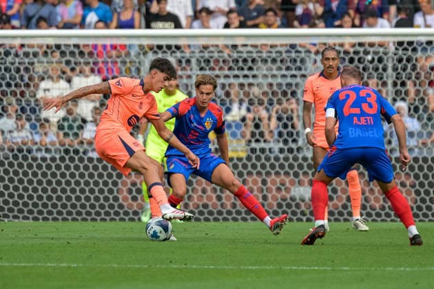 Marc Bernal FC Barcelona, Barca 22) mit Ball und im Duell mit Jonas Harder (FC Basel, 44). im BIld Albian Ajeti (FC Basel, 23), Kazeem Olaigbe (FC Basel, 11) GER, FC Basel vs FC Barcelona, Fussball, Testspiel, Saison 2026 2027, 16.08.2026 GER, FC Basel vs FC Barcelona, Fussball, Testspiel, Saison 2026 2027, 16.08.2026 Basel Copyright: xEibner-Pressefotox EP_THS