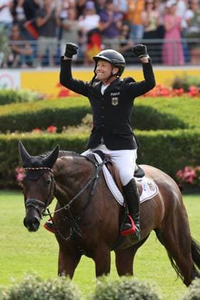 1. Platz, Weltmeister Michael Jung (GER, Deutschland, Germany) mit Pferd fischerChipmunk FRH, Chipmunk FRH, Emotion, Jubel , Vielseitigkeit , FEI Eventing World Championship, WM, Weltmeisterschaft , DHL-Preis, Einzel Mannschaft, AACHEN - FEI World Championships 2026, Weltfest des Pferdesports, Reitsport Weltmeisterschaft 2026, Aachen 2026, Welcome Home 2026, Aachener Soers, 11. bis 23. August 2026, Reitsport, 16.08.2026, Aachen Aachener Soers Deutschland