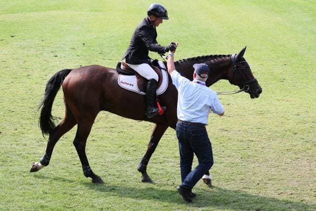 1. Platz, Weltmeister Michael Jung (GER, Deutschland, Germany) mit Pferd fischerChipmunk FRH, Chipmunk FRH, Emotion, Jubel, erster Gratulant Vater Joachim Jung , Vielseitigkeit , FEI Eventing World Championship, WM, Weltmeisterschaft , DHL-Preis, Einzel Mannschaft, AACHEN - FEI World Championships 2026, Weltfest des Pferdesports, Reitsport Weltmeisterschaft 2026, Aachen 2026, Welcome Home 2026, Aachener Soers, 11. bis 23. August 2026, Reitsport, 16.08.2026, Aachen Aachener Soers Deutschland
