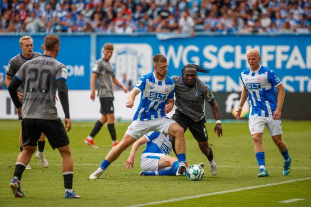 links Jonas Dirkner (Rostock) gegen Darnell Keumo (Waldhof) ; GER, FC Hansa Rostock vs. SV Waldhof Mannheim, Fußball, Männer, 3.Liga, 02.Spieltag, Spielzeit 2026 2027, 16.08.2026 Rostock Ostseestadion Mecklenburg - Vorpommern Deutschland