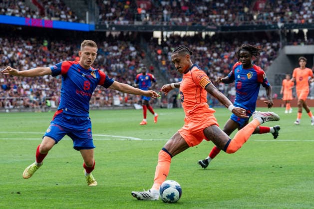 Fussball, Testspiel: FC Basel 1893 vs. FC Barcelona, Barca - Sonntag, 16.08.2026 (St. Jakob-Park, Basel, Schweiz); Captain Raphinha (11, FC Barcelona) bereitet das 1:0 vor und Karim Adeyemi (14, FC Barcelona) trifft. Becir Omeragic (4, FC Basel) Copyright: xValentinxDomgjonix