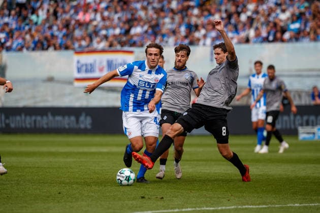links Benno Dietze (Rostock) gegen Maximilian Thalhammer (Waldhof) ; GER, FC Hansa Rostock vs. SV Waldhof Mannheim, Fußball, Männer, 3.Liga, 02.Spieltag, Spielzeit 2026 2027, 16.08.2026 Rostock Ostseestadion Mecklenburg - Vorpommern Deutschland
