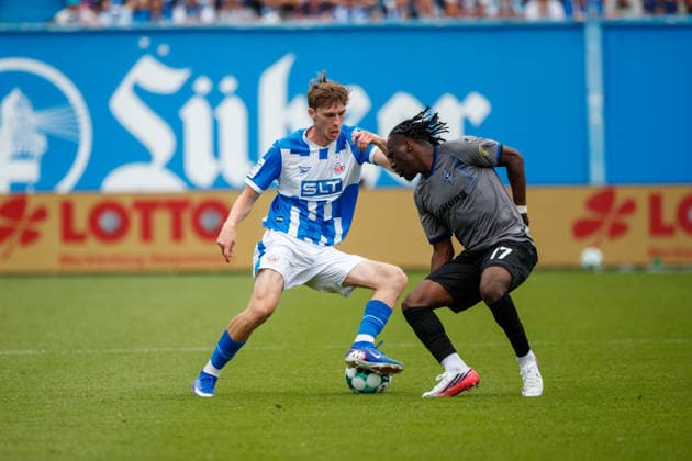 links Bernie Lennemann (Rostock) gegen Darnell Keumo (Waldhof) ; GER, FC Hansa Rostock vs. SV Waldhof Mannheim, Fußball, Männer, 3.Liga, 02.Spieltag, Spielzeit 2026 2027, 16.08.2026 Rostock Ostseestadion Mecklenburg - Vorpommern Deutschland