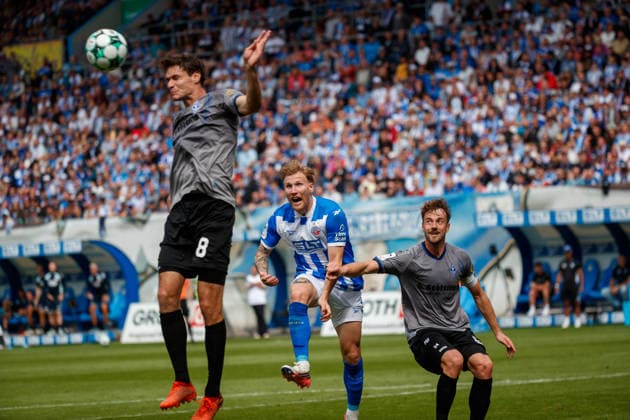 v.l. Maximilian Thalhammer (Waldhof) , Andreas Voglsammer (Rostock) und Lukas Klünter (Waldhof) ; GER, FC Hansa Rostock vs. SV Waldhof Mannheim, Fußball, Männer, 3.Liga, 02.Spieltag, Spielzeit 2026 2027, 16.08.2026 Rostock Ostseestadion Mecklenburg - Vorpommern Deutschland