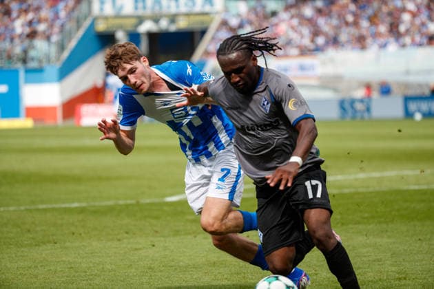 vorn Darnell Keumo (Waldhof) gegen Bernie Lennemann (Rostock) ; GER, FC Hansa Rostock vs. SV Waldhof Mannheim, Fußball, Männer, 3.Liga, 02.Spieltag, Spielzeit 2026 2027, 16.08.2026 Rostock Ostseestadion Mecklenburg - Vorpommern Deutschland