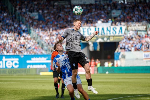 vorn Joey Müller (Waldhof) gegen Yannick Michaelis (Rostock) ; GER, FC Hansa Rostock vs. SV Waldhof Mannheim, Fußball, Männer, 3.Liga, 02.Spieltag, Spielzeit 2026 2027, 16.08.2026 Rostock Ostseestadion Mecklenburg - Vorpommern Deutschland
