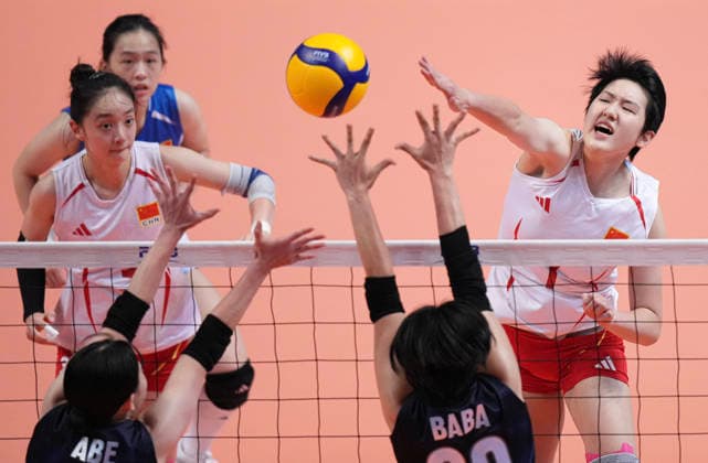 Sport Bilder des Tages (260816) -- HONG KONG, Aug. 16, 2026 -- Chen Xiaohui (1st R) of China spikes the ball during the final between China and Japan at the 2026 Asian Eastern Zonal Women s Volleyball Championship in Hong Kong, south China, Aug. 16, 2026. ) (SP)CHINA-HONG KONG-VOLLEYBALL-ASIAN EASTERN ZONAL WOMEN S VOLLEYBALL CHAMPIONSHIP (CN) LuixSiuxWai 