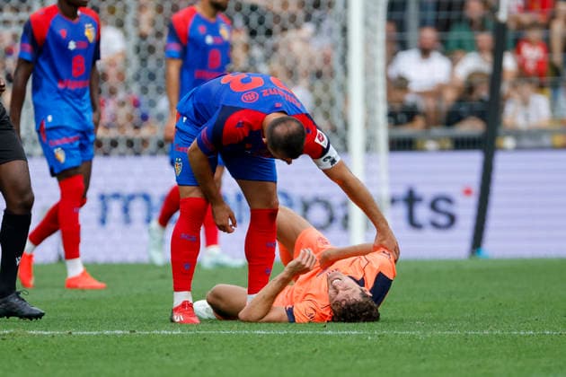 Marc Bernal FC Barcelona, Barca 22) verletzt am Boden , Schweiz, Fussball, Testspiel, 2026 2027, FC Basel vs. FC Barcelona, 16.08.2026, Basel Sankt Jakob Park Schweiz Copyright: xGrantxHubbsx