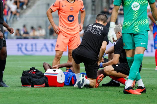 Metinho (FC Basel, 05) verletzt am Boden , Schweiz, Fussball, Testspiel, 2026 2027, FC Basel vs. FC Barcelona, Barca 16.08.2026, Basel Sankt Jakob Park Schweiz Copyright: xGrantxHubbsx