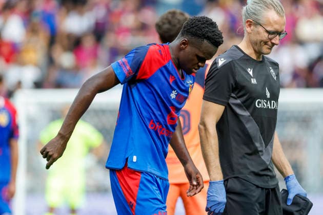 Metinho (FC Basel, 05) geht verlezt vom Platz , Schweiz, Fussball, Testspiel, 2026 2027, FC Basel vs. FC Barcelona, Barca 16.08.2026, Basel Sankt Jakob Park Schweiz Copyright: xGrantxHubbsx