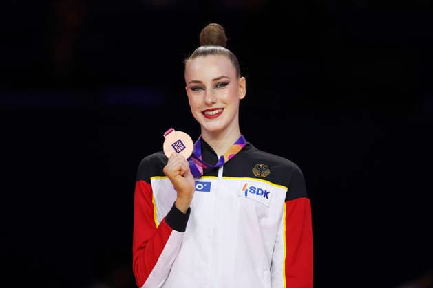 Darja Varfolomeev (GER) präsentiert ihre Medaille nach dem Finale Ball bei der Rhythmischen Sportgymnastik-Weltmeisterschaft 2026 in Frankfurt am Main, Deutschland, am 16. August 2026. Darja Varfolomeev (GER) presents her medal after the ball final at the Rhythmic gymnastics, Rhythmische Sportgymnastik, RSG World Championships 2026 in Frankfurt am Main, Germany, on August 16, 2026. Copyright: HMBxMedia xHeikoxBecker