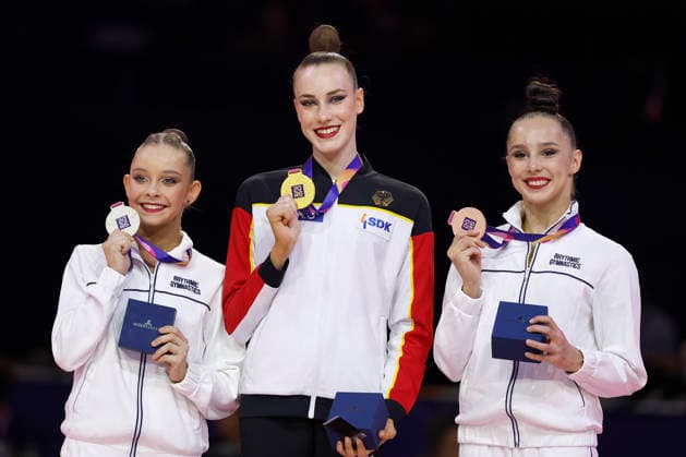 Siegerehrung des Finales Ball bei der Rhythmischen Sportgymnastik-Weltmeisterschaft 2026 in Frankfurt am Main, Deutschland, am 16. August 2026 (v.l.): Sofija Ilterjakowa (Neutrale Athletin, Silber), Darja Varfolomeev (Deutschland, Gold) und Mariia Borisowa (Neutrale Athletin, Bronze) mit ihren Medaillen. Medal ceremony of the ball final at the Rhythmic gymnastics, Rhythmische Sportgymnastik, RSG World Championships 2026 in Frankfurt am Main, Germany, on August 16, 2026 (l-r): Sofija Ilterjakowa (Individual Neutral Athlete, silver), Darja Varfolomeev (Germany, gold) and Mariia Borisowa (Individual Neutral Athlete, bronze) with their medals. Copyright: HMBxMedia xHeikoxBecker