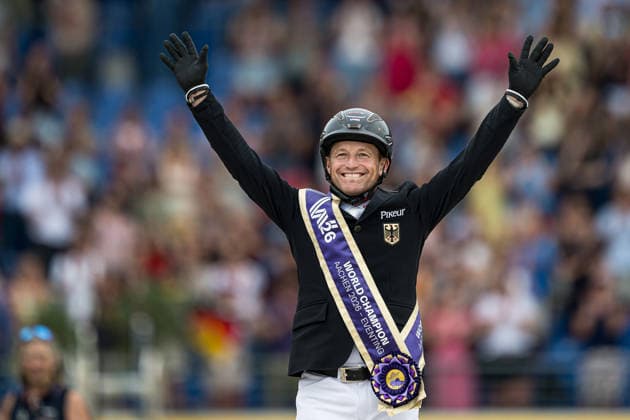 260816 Michael Jung of Germany with horse fischerChipmunk celebrates on the podium with his god medal after the Eventing Show Jumping Final during day 6 of the 2026 FEI World Championships on August 16, 2026 in Aachen. Photo: Emma Wallskog BILDBYRAN kod EW EW0687 ridsport equestrian rid-vm 2026 2026 fei world championships bbeng ridsport-vm fälttävlan eventing jubel guld gold Copyright: EMMAxWALLSKOG BB260816EW043