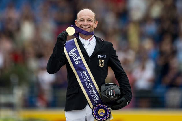 Sport Bilder des Tages 260816 Michael Jung of Germany with horse fischerChipmunk celebrates on the podium with his god medal after the Eventing Show Jumping Final during day 6 of the 2026 FEI World Championships on August 16, 2026 in Aachen. Photo: Emma Wallskog BILDBYRAN kod EW EW0687 ridsport equestrian rid-vm 2026 2026 fei world championships bbeng ridsport-vm fälttävlan eventing jubel guld gold Copyright: EMMAxWALLSKOG BB260816EW044