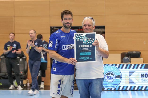 16.08.2026 ,xgox, Handball - Wartburg Cup ThSV Eisenach - TBV Lemgo-Lippe emspor, v.l. Tim Suton (Lemgo, 23) nimmt die Urkunde für den 3.Platz in Empfang Eisenach