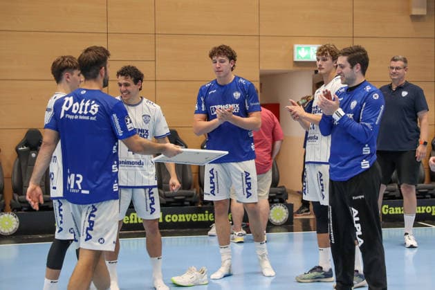 16.08.2026 ,xgox, Handball - Wartburg Cup ThSV Eisenach - TBV Lemgo-Lippe emspor, v.l. Tim Suton (Lemgo, 23) nimmt die Urkunde für den 3.Platz in Empfang Eisenach