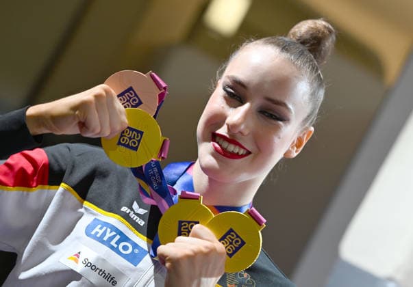 16.08.2026, xhbx, Rhythmische Sportgymnastik Weltmeisterschaft 2026, v.l. Darja Varfolomeev (Deutschland) WM Medaillen, Gold, Siegerehrung Frankfurt am Main