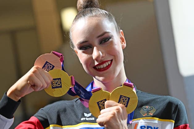 16.08.2026, xhbx, Rhythmische Sportgymnastik Weltmeisterschaft 2026, v.l. Darja Varfolomeev (Deutschland) WM Medaillen, Gold, Siegerehrung Frankfurt am Main