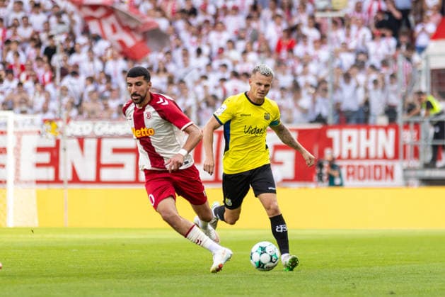 16.08.2026, Fussball, GER, Saison, 3.Liga, Saision 2026 2027, 02. Spieltag, SSV Jahn Regensburg - 1.FC Saarbrücken Nassim Boujellab (SSV Jahn Regensburg) gegen Florian Pick (Saarbrücken) DFL REGULATIONS PROHIBIT ANY USE OF PHOTOGRAPHS AS IMAGE SEQUENCES AND OR QUASI-VIDEO.