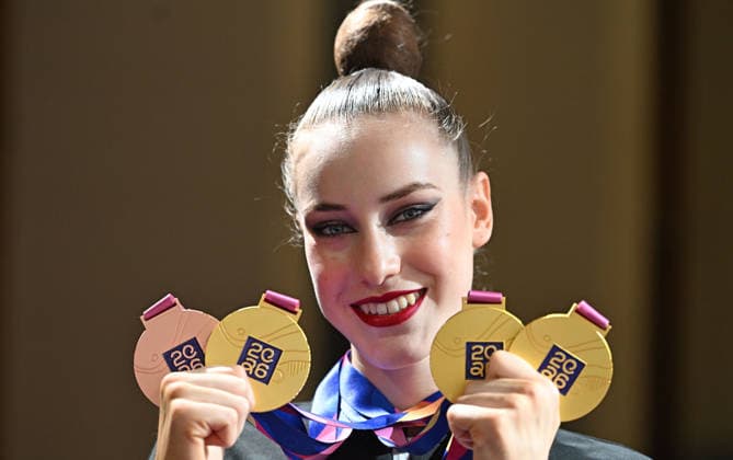16.08.2026, xhbx, Rhythmische Sportgymnastik Weltmeisterschaft 2026, v.l. Darja Varfolomeev (Deutschland) WM Medaillen, Gold, Siegerehrung Frankfurt am Main