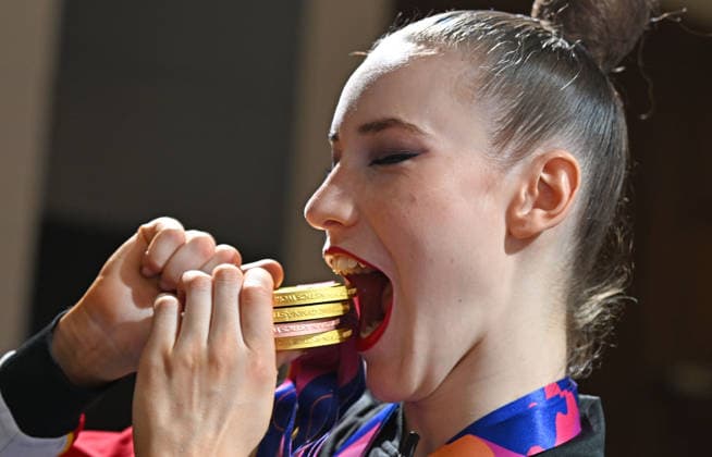 Sport Bilder des Tages 16.08.2026, xhbx, Rhythmische Sportgymnastik Weltmeisterschaft 2026, v.l. Darja Varfolomeev (Deutschland) WM Medaillen, Gold, Siegerehrung Frankfurt am Main
