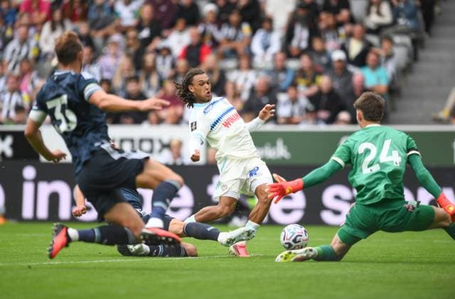 Sport Bilder des Tages Diego Moreira of Strasbourg sees his shot saved by Ewen Jaouen goalkeeper for Newcastle United Newcastle United v Strasbourg, Pre Season Friendly, Football, St James Park, Newcastle, UK - 16 Aug 2026Newcastle St James Park United Kingdom EDITORIAL USE ONLY No use with unauthorised audio, video, data, fixture lists, club league logos or live services. Online in-match use limited to 120 images, no video emulation. No use in betting, games or single club league player publications. Copyright: xRichardxLee Shutterstockx 17070161l