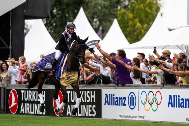 260816 Michael Jung of Germany with horse fischerChipmunk celebrates with fans after winning gold in the Eventing Show Jumping Final during day 6 of the 2026 FEI World Championships on August 16, 2026 in Aachen. Photo: Emma Wallskog BILDBYRAN kod EW EW0687 ridsport equestrian rid-vm 2026 2026 fei world championships bbeng ridsport-vm fälttävlan eventing jubel publik Copyright: EMMAxWALLSKOG BB260816EW050
